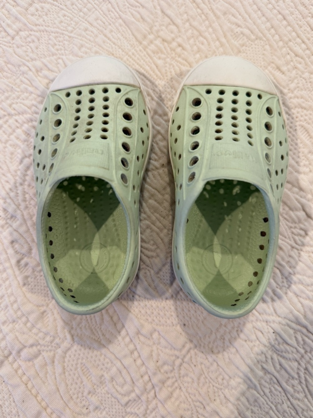 Native Jefferson Shoe in Mint Green and White size C5. Excellent Condition - Picture 7 of 7